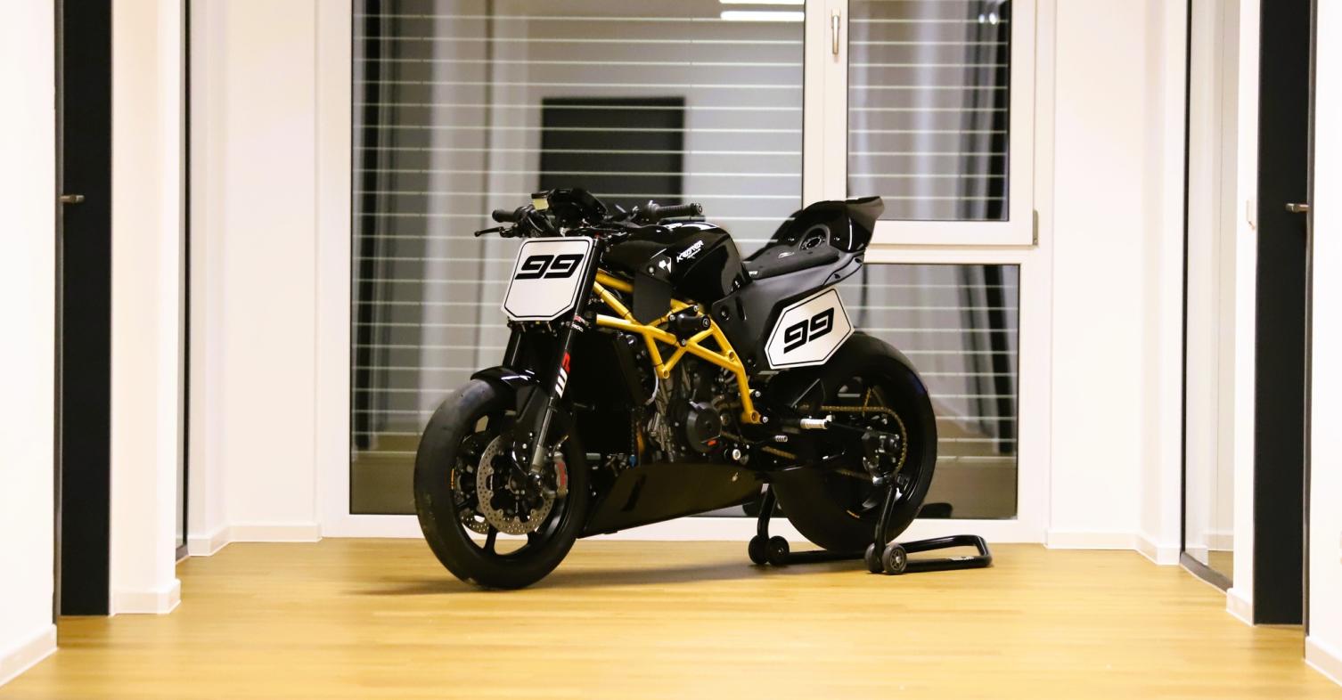 motomagKrämer & Bagoros Performance SUPER HOOLIGAN Concept – Γυμνή υπερβολή 128 ίππων για 140 κιλά!