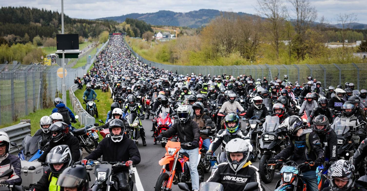 Nurburgring: Παρέλαση 45.000 μοτοσυκλετιστών για την έναρξη λειτουργίας