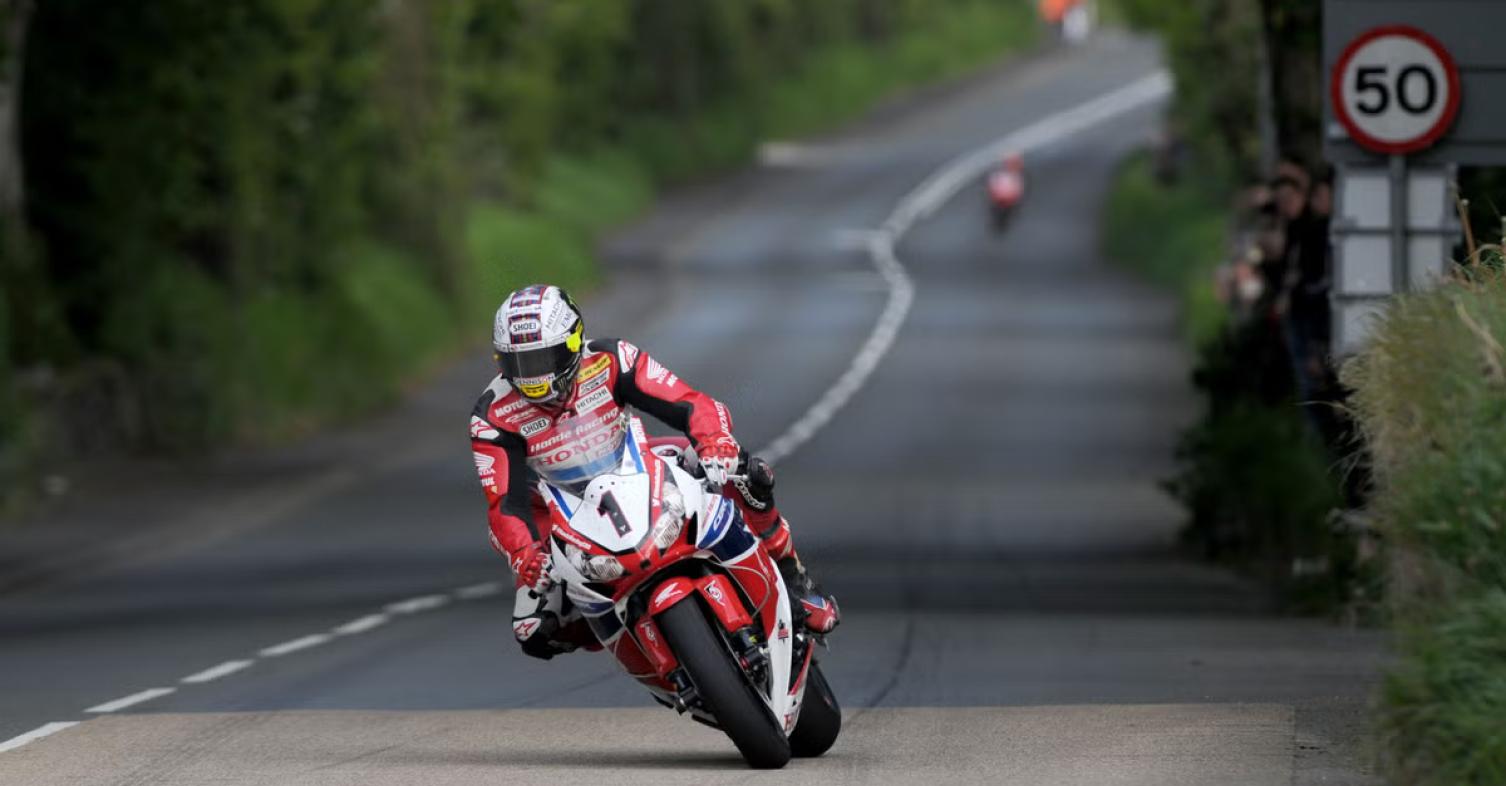 motomag Isle of Man TT 2024 – Η κλεμμένη φόρμα του John McGuinness, η δημόσια έκκληση για βοήθεια και η εύρεση της σε ένα παρτέρι από την αστυνομία