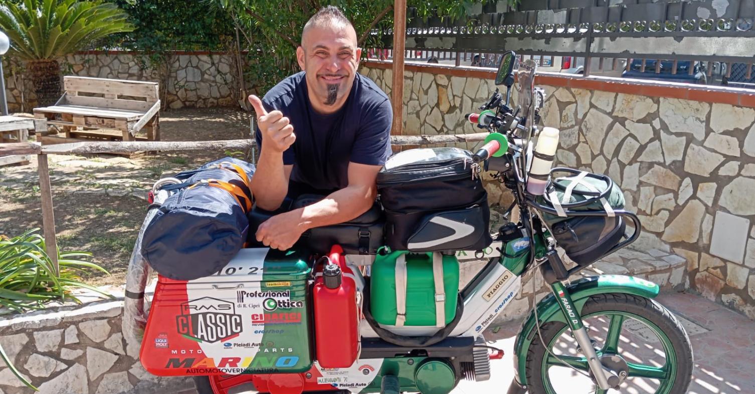 motomag Domenico Faraci, με ένα μοτοποδήλατο Piaggio Si από τη Σικελία στο Βόρειο Ακρωτήρι