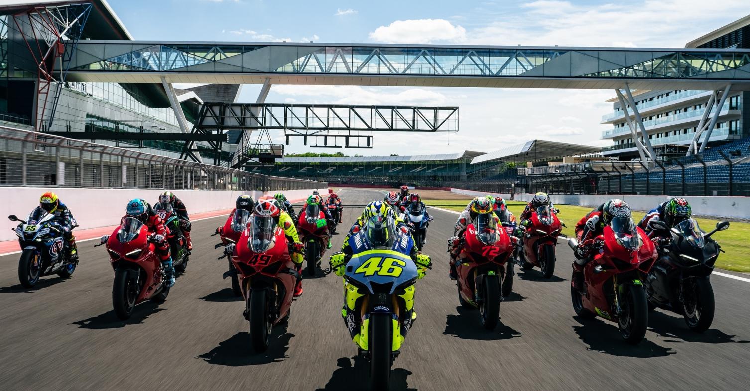 motomag Παρέλαση αστεριών στο Track Day of Legends στο Silverstone με μπροστάρη τoν Valentino Rossi [VIDEO]