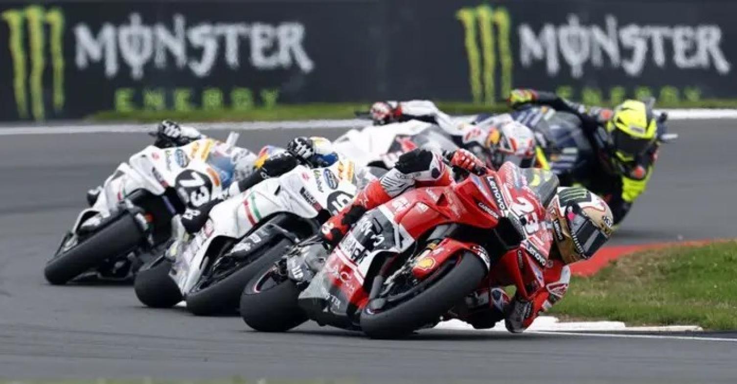 MotoGP Αγγλία: Νίκη Bastianini σε αγώνα που επικράτησε η στρατηγική με ρετρό εικόνα