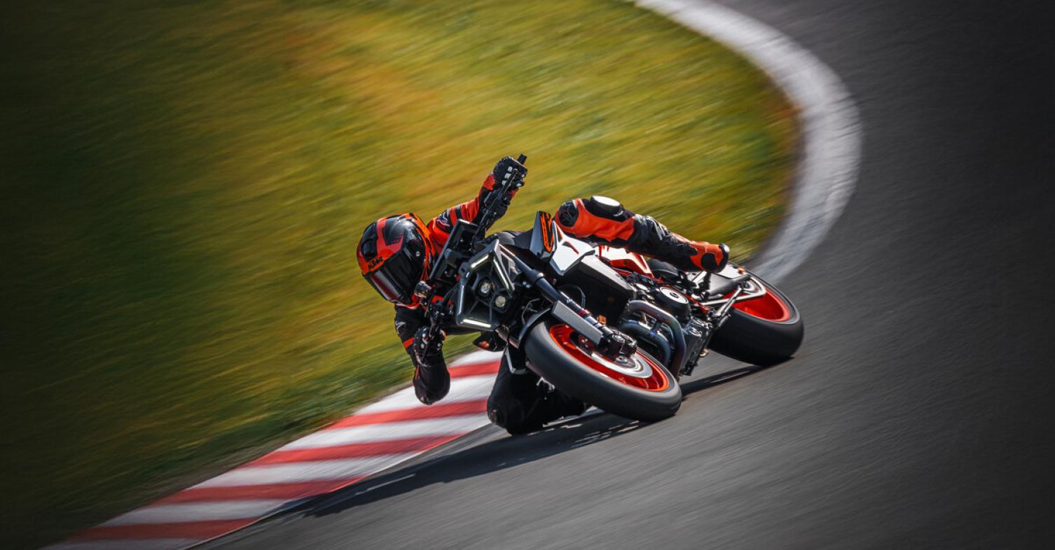 KTM 990 Duke R 2025: 7 ίππους επάνω, σημαντική διαφορά στις αναρτήσεις και TABLET!