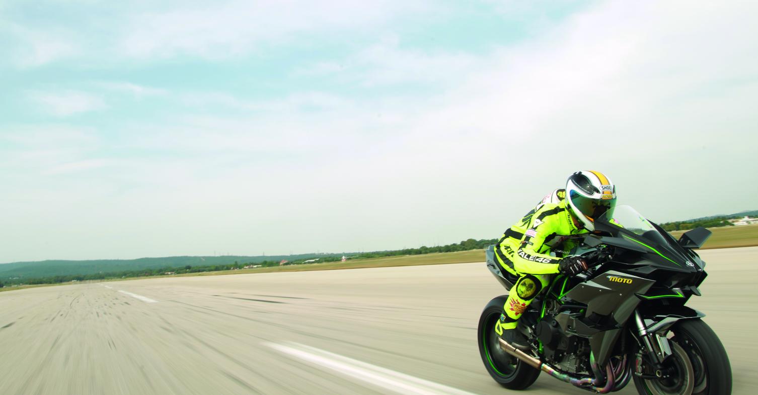 Στο τεύχος Ιουλίου: Τέζα στο Τατόι με την Kawasaki Ninja H2R 