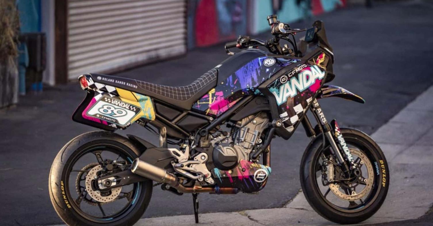 CFMOTO 450MT “The Vandal”: Ο Roland Sands τους έφτιαξε supermoto!