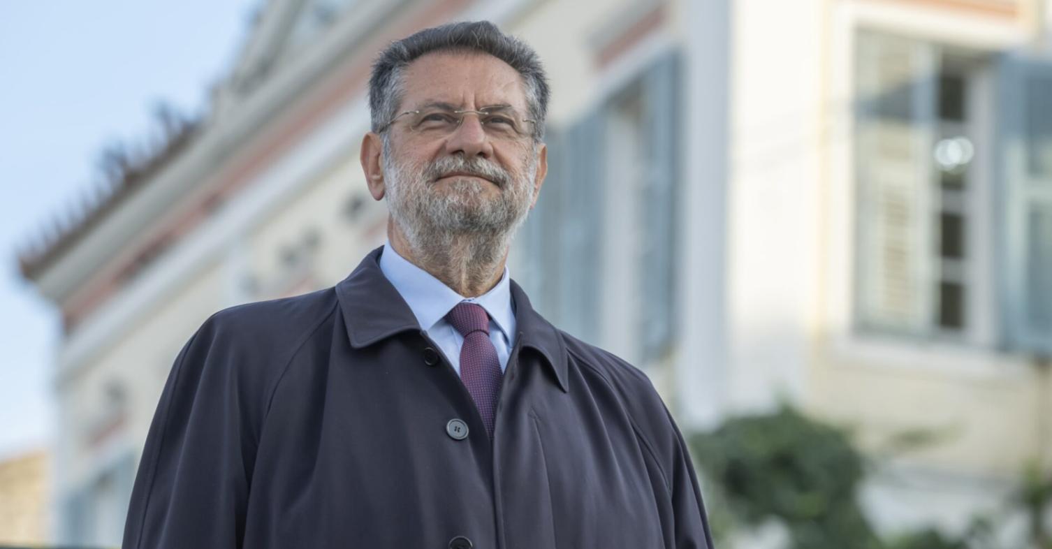 Ανδρέας Παναγιωτόπουλος οδηγούσε και μιλούσε στο κινητό στη Βουλή