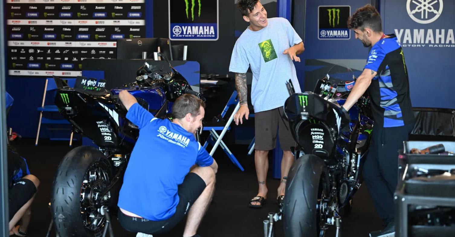 MotoGP: Ο V4 της Yamaha είναι εδώ! Έτοιμος πριν το ΄27! Χρειάζονται τα δεδομένα από τώρα Η Yamaha επιβεβαιώνει ότι οι δοκιμές του κινητήρα V4 για το MotoGP βρίσκονται σε εξέλιξη, αλλά δεν δεσμεύεται ακόμη για την αντικατάσταση του σημερινού εν σειρά τετρακύλινδρου κινητήρα Όπως έχετε ξανά διαβάσει εδώ, η Yamaha είναι πλέον η μοναδική κατασκευάστρια εταιρεία στο MotoGP, που οι μοτοσυκλέτες της έχουν τετρακύλινδρους εν σειρά κινητήρες.  Πληροφορίες αναφέρουν την ύπαρξη ιδιωτικού τεστ στη πίστα της Βαλένθια με