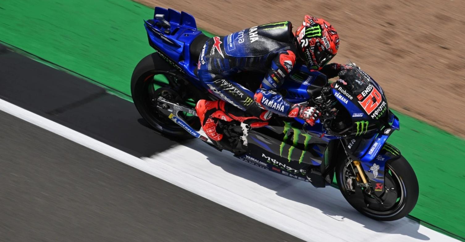 MotoGP Αγγλία Q2: 3η συνεχόμενη pole position για Quartararo! Από εχθές προετοιμάζεται για την κορυφή της Q2 Τα κατάφερε ο Quartararo για τρίτη φορά μετά από Ισπανία και Γαλλία, ξεκινά πρώτος και στην Αγγλία μπροστά από τις Ducati των Marquez και Bagnaia. Ψηλά και ο Miller της Pramac Yamaha που κατάφερε να εξασφαλίσει την 6η θέση της εκκίνησης πίσω από τον Aldeguer. Τα δύο εισιτήρια που δίνει η Q1 πήγαν στον Marini και στον Morbidelli με τον πρώτο να αποτελεί έκπληξη, όχι τόσο που κατάφερε να κάνει τον καλύ