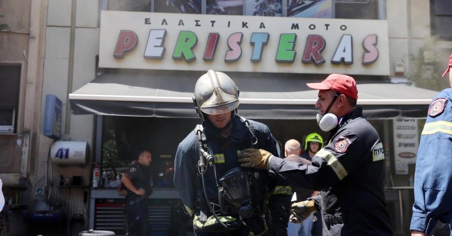 Φωτιά στην Μιχαλακοπούλου: Μεγάλη κινητοποίηση της Πυροσβεστικής στα ελαστικά Περιστεράς