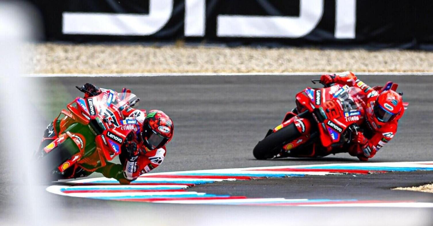 MotoGP Brno: Πρώτη pole position 2025 για Bagnaia με ρεκόρ και με πτώση Marquez!