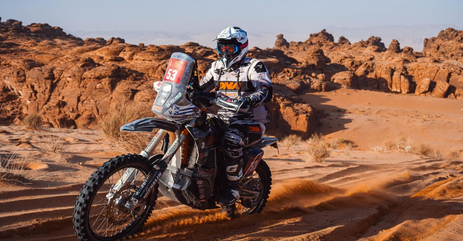 Dakar 2026 - 5ο σκέλος: Χάος ελαστικών, ποινών και πλοήγησης! Νίκη Benavides – Επιστροφή Sanders – Ανέβηκε θέσεις ο Μπούδρος!