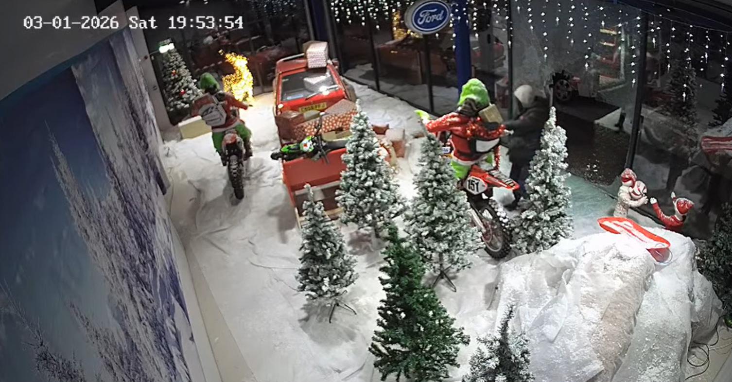 Τους βοήθησαν να ξεστολίσουν