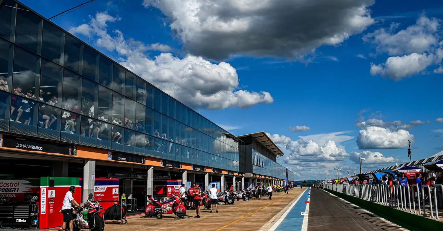 Pit lane regulation