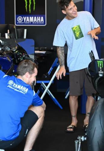 MotoGP: Ο V4 της Yamaha είναι εδώ! Έτοιμος πριν το ΄27! Χρειάζονται τα δεδομένα από τώρα Η Yamaha επιβεβαιώνει ότι οι δοκιμές του κινητήρα V4 για το MotoGP βρίσκονται σε εξέλιξη, αλλά δεν δεσμεύεται ακόμη για την αντικατάσταση του σημερινού εν σειρά τετρακύλινδρου κινητήρα Όπως έχετε ξανά διαβάσει εδώ, η Yamaha είναι πλέον η μοναδική κατασκευάστρια εταιρεία στο MotoGP, που οι μοτοσυκλέτες της έχουν τετρακύλινδρους εν σειρά κινητήρες.  Πληροφορίες αναφέρουν την ύπαρξη ιδιωτικού τεστ στη πίστα της Βαλένθια με