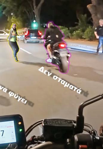 VIDEO: Μπλόκο για έλεγχο σε μοτοσυκλέτες, ένας διαφεύγει, ο άλλος το επιχειρεί
