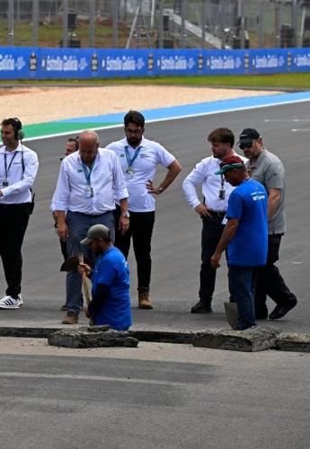 MotoGP Βραζιλία: Άνοιξε τρύπα στο κέντρο της πίστας πριν τον Sprint!