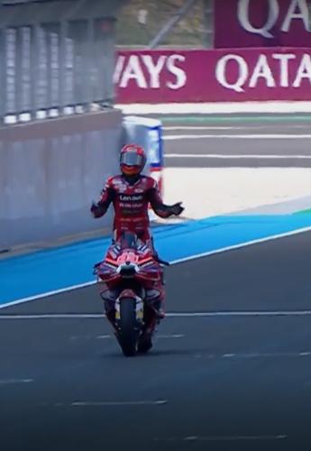 MotoGP Ουγγαρία: Ο Marc Marquez δίνει στην Ducati την 100η νίκη κοιτώντας πίσω χωρίς να βλέπει αντίπαλο