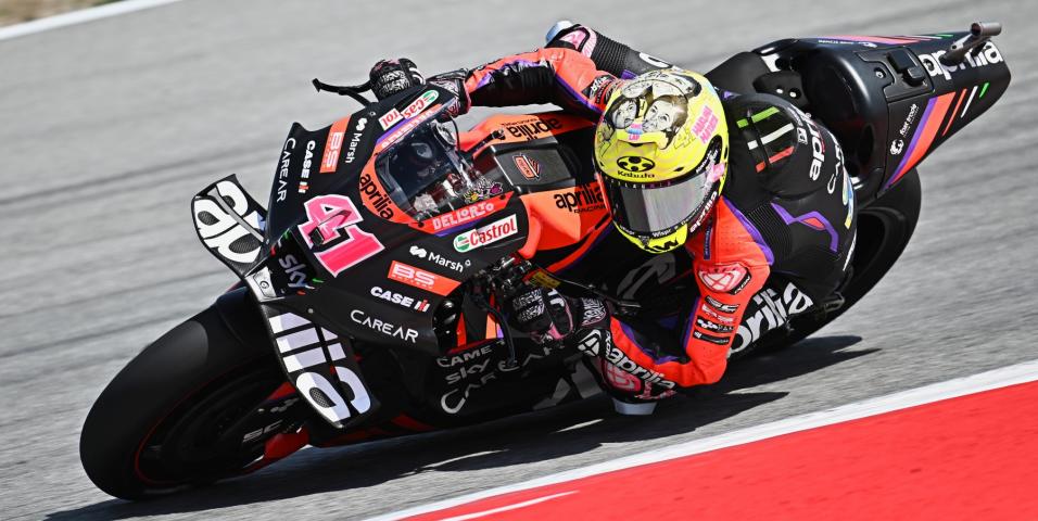 O Aleix Espargaro κερδίζει τον αγώνα Sprint στην Catalunya