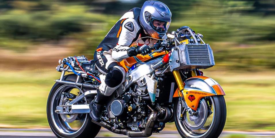 motomag Νέο ρεκόρ τελικής ταχύτητας 371,38 χλμ./ώρα για γυμνή μοτοσυκλέτα από γυναίκα αναβάτρια από στάση τόσο στο 1 μίλι όσο και στο 1,25 μίλι