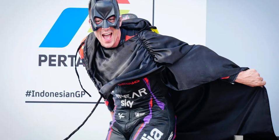 motomag MotoGP – Η ιστορία πίσω από την εμφάνιση του Vinales ως Batman στο βάθρο στην Ινδονησία [Video]