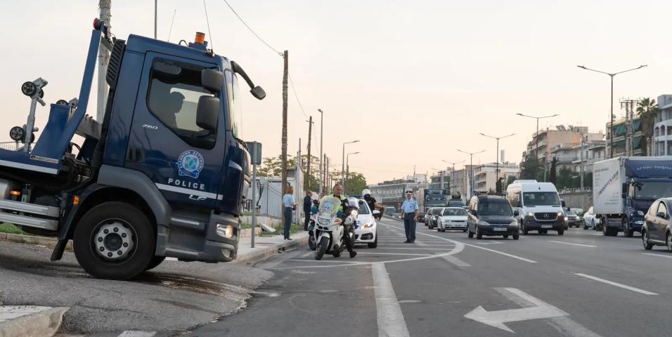 Γερανοφόρα οχήματα και μοτοσυκλέτες στον Κηφισό