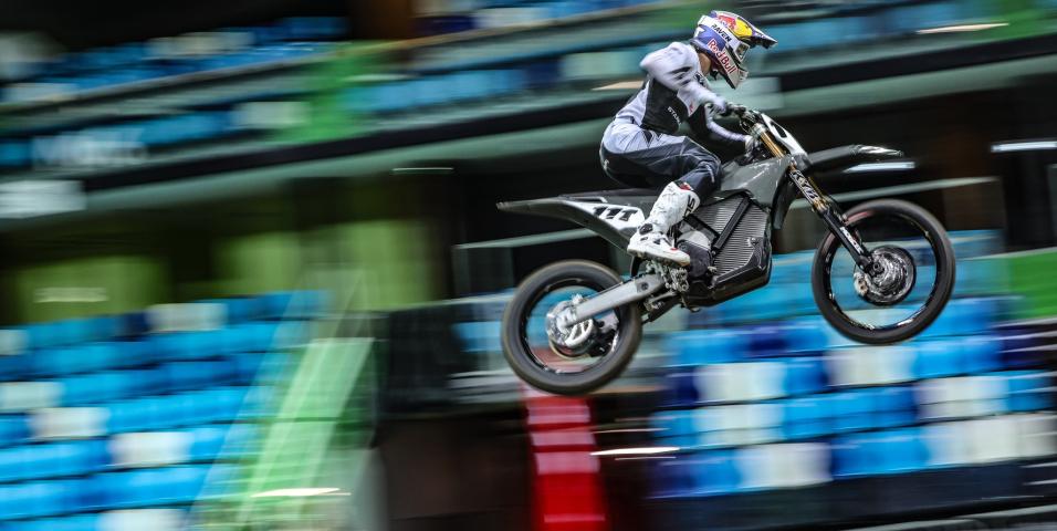motomag Ο Blazusiak υπογράφει με την ηλεκτρική Stark Future για να αγωνιστεί σε SuperEnduro και EnduroCross ωστόσο η FIM του βάζει φρένο