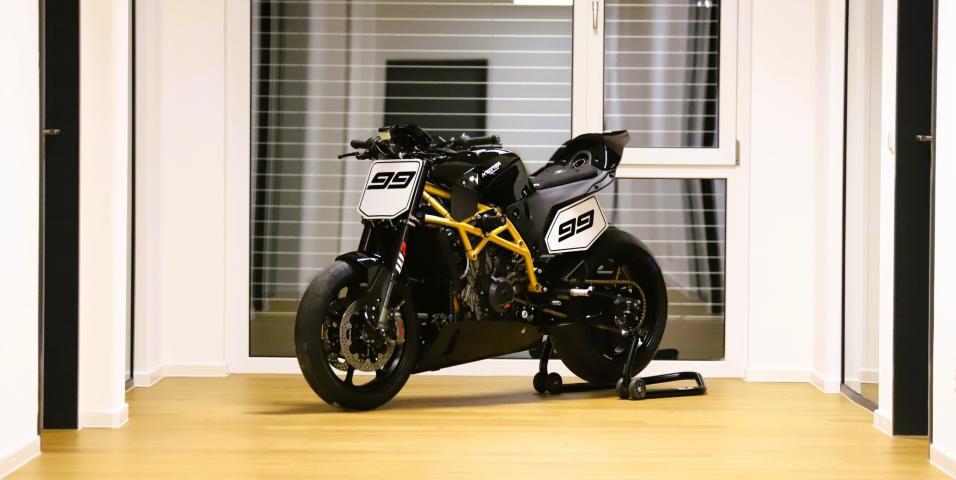 motomagKrämer & Bagoros Performance SUPER HOOLIGAN Concept – Γυμνή υπερβολή 128 ίππων για 140 κιλά!