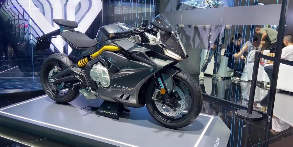 motomagBenda LFR 700 – Το τρίτο μοντέλο με τον τετρακύλινδρο εν σειρά κινητήρα των 680 κυβικών