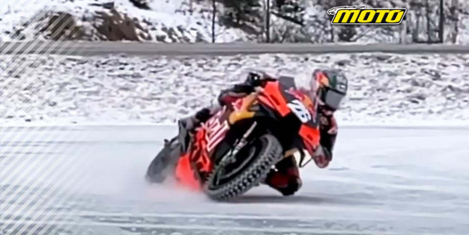 Pedrosa γονατο στο χιόνι