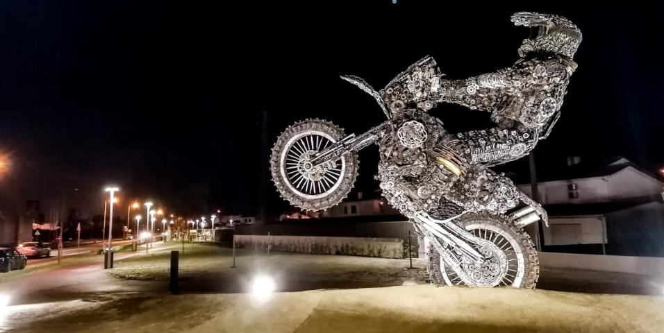 motomagPaulo Goncalves – Άγαλμα στην μνήμη του από χιλιάδες εξαρτήματα μοτοσυκλέτας