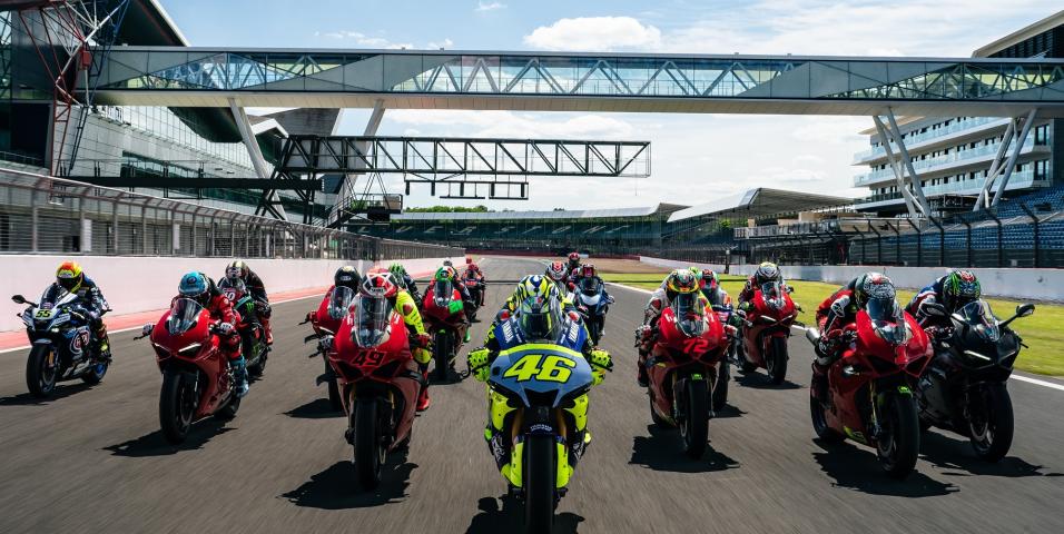 motomag Παρέλαση αστεριών στο Track Day of Legends στο Silverstone με μπροστάρη τoν Valentino Rossi [VIDEO]