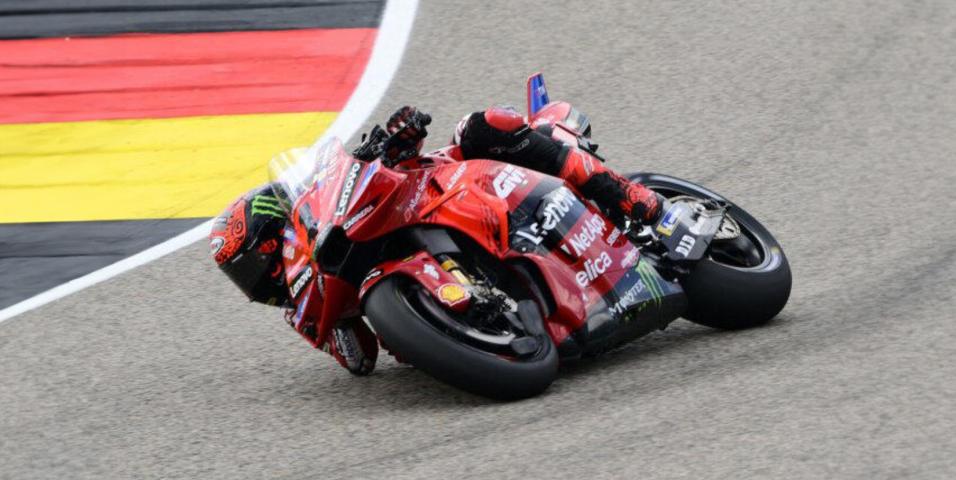 MotoGP Sachsenring: Νίκη Bagnaia με ανατροπή και δύο Marquez στο βάθρο!