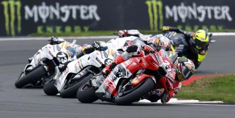 MotoGP Αγγλία: Νίκη Bastianini σε αγώνα που επικράτησε η στρατηγική με ρετρό εικόνα