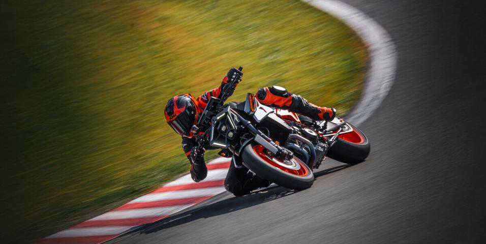 KTM 990 Duke R 2025: 7 ίππους επάνω, σημαντική διαφορά στις αναρτήσεις και TABLET!