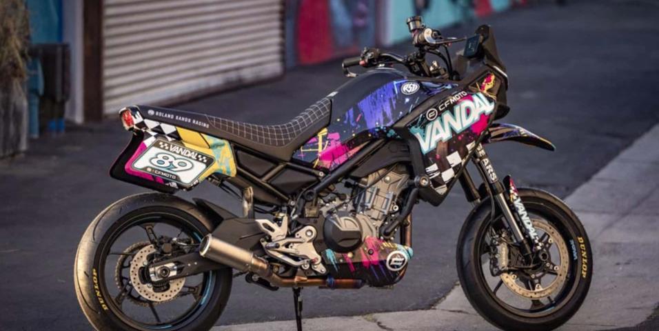 CFMOTO 450MT “The Vandal”: Ο Roland Sands τους έφτιαξε supermoto!