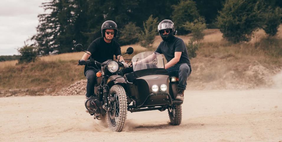 Μοτοσυκλέτα με sidecar ρεκόρ Guinness με την όπισθεν