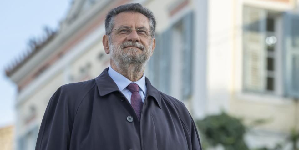 Ανδρέας Παναγιωτόπουλος οδηγούσε και μιλούσε στο κινητό στη Βουλή