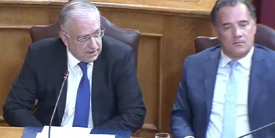 Νομοθετικά θα απαγορευτεί ο ανεφοδιασμός σε όποιον δεν φορά κράνος δήλωσε ο Θεοδωρικάκος Απέφυγε να εξηγήσει τον τρόπο - Δεν επεκτείνεται σε όποιον δεν φορά ζώνη  Την επικοινωνιακή εκμετάλλευση από τον Άδωνη Γεωργιάδη, μίας πρωτοβουλίας κρητικού πρατηριούχου ως αντίδραση στον άδικο χαμό του 17χρονου Γιάννη Χριστουλάκη, φαίνεται να συνέχισε σήμερα ο Τάκης Θεοδωρικάκος, υπουργός Ανάπτυξης, δηλώνοντας στην αρμόδια Επιτροπή της Βουλής πως θα καταθέσει σχετική τροπολογία. Το υπουργείο Ανάπτυξης θα δώσει την νομι