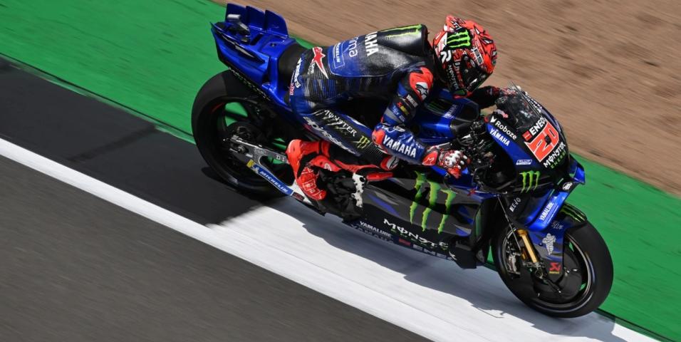 MotoGP Αγγλία Q2: 3η συνεχόμενη pole position για Quartararo! Από εχθές προετοιμάζεται για την κορυφή της Q2 Τα κατάφερε ο Quartararo για τρίτη φορά μετά από Ισπανία και Γαλλία, ξεκινά πρώτος και στην Αγγλία μπροστά από τις Ducati των Marquez και Bagnaia. Ψηλά και ο Miller της Pramac Yamaha που κατάφερε να εξασφαλίσει την 6η θέση της εκκίνησης πίσω από τον Aldeguer. Τα δύο εισιτήρια που δίνει η Q1 πήγαν στον Marini και στον Morbidelli με τον πρώτο να αποτελεί έκπληξη, όχι τόσο που κατάφερε να κάνει τον καλύ