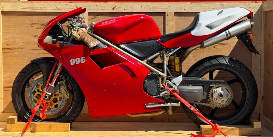 996 