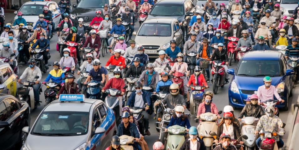 Hanoi to bam fossil fuel motos