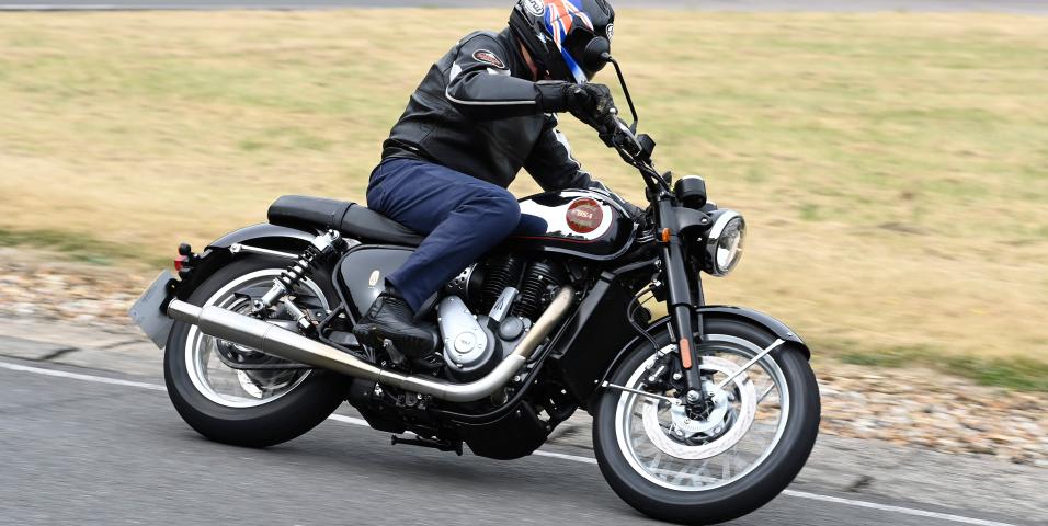 Το KSR Group γίνεται ο διανομέας της BSA σε Γερμανία, Αυστρία και Ελλάδα! Το όνομα πήρε ζωή μέσα από την Mahindra  Πριν από λίγο καιρό είχαμε αποκαλύψει πως η BSA θα έρθει στην Ελλάδα καθώς υπάρχει ήδη συμφωνία. Σήμερα αυτή αποκαλύπτεται επίσημα μέσα από δελτίο τύπου που απέστειλε το KSR Group, ενημερώνοντας πως από 1η Νοεμβρίου αναλαμβάνει την BSA σε Γερμανία, Αυστρία και Ελλάδα. Δεν είναι η πρώτη φορά που στέλεχος της Mahindra προσεγγίζει την Ελληνική αγορά, αυτή το φορά όμως γίνεται συντεταγμένα μέσα από