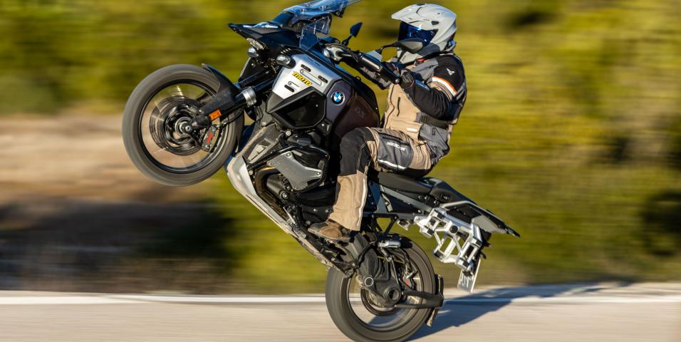 BMW: Πτώση πωλήσεων μοτοσυκλετών - 'Ανοδος στα αυτοκίνητα παγκοσμίως