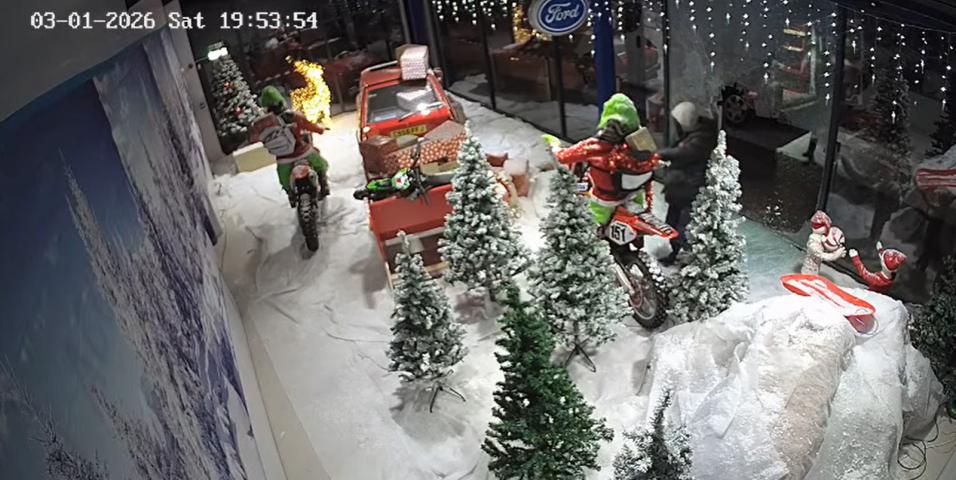 Τους βοήθησαν να ξεστολίσουν