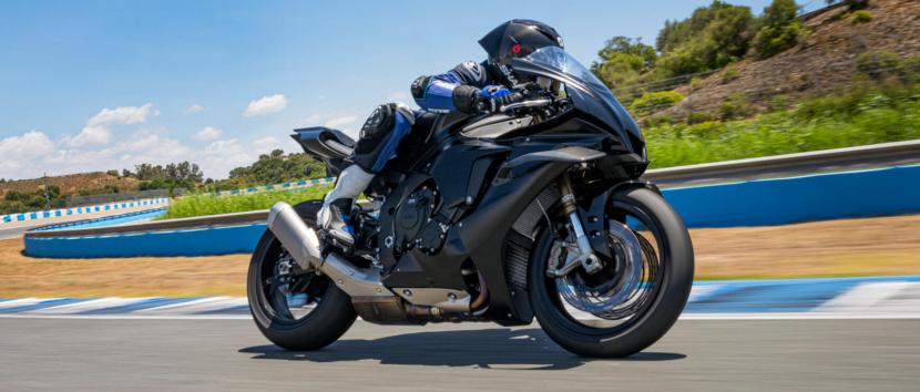 Yamaha R1 βγάζει πινακίδα 2025