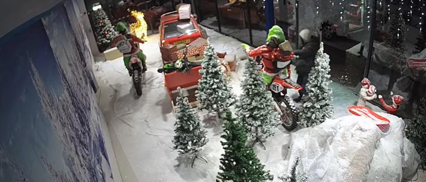 Τους βοήθησαν να ξεστολίσουν