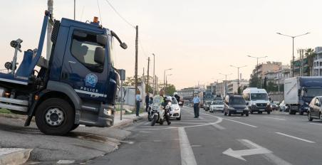 Γερανοφόρα οχήματα και μοτοσυκλέτες στον Κηφισό