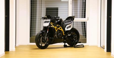 motomagKrämer & Bagoros Performance SUPER HOOLIGAN Concept – Γυμνή υπερβολή 128 ίππων για 140 κιλά!