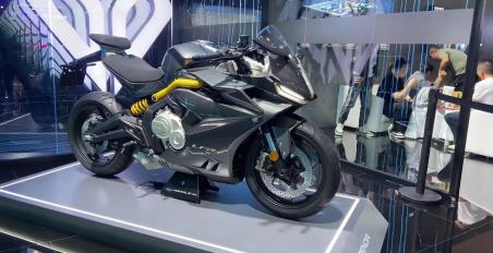 motomagBenda LFR 700 – Το τρίτο μοντέλο με τον τετρακύλινδρο εν σειρά κινητήρα των 680 κυβικών