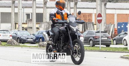 motomag με τη μόνη διαφορά πως έχει προστεθεί στο τέλος αυτούς ένα μυτερό μπροστινό φτερό.